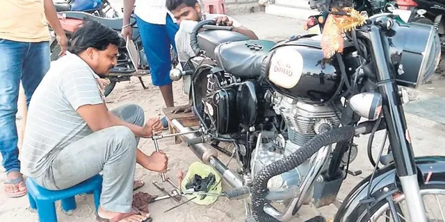 ଲକ୍‌ଡାଉନ୍‌ରେ ଚାଲିଗଲା ଚାକିରି: ସମସ୍ୟାକୁ ବେଖାତିର୍‌ କରି ପରିବାର ଚଳାଇବାକୁ ଗାଡ଼ି ମେକାନିକ୍‌ ସାଜିଲେ ଆସିଷ୍ଟାଣ୍ଟ୍‌ ପ୍ରଫେସର୍‌