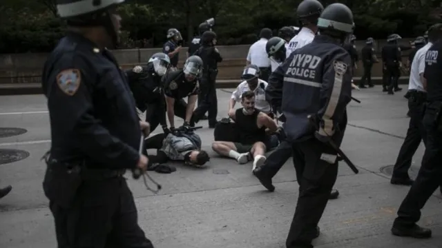 ନ୍ୟୁୟର୍କ ସହରରେ ବିକ୍ଷୋଭ ପ୍ରଦର୍ଶନ ବେଳେ ପୁଲିସ ସହ ସଙ୍ଘର୍ଷ କରି ଷ୍ଟୋର୍ ଲୁଟ୍ କଲେ ପ୍ରତିବାଦକାରୀ