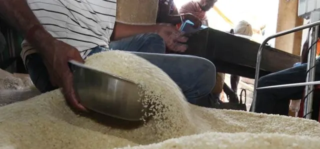 ନୂଆଗାଁ ବ୍ଲକ୍‌ରେ ବାଟ ହୁଡ଼ିଛି ଖାଦ୍ୟ ସୁରକ୍ଷା ଯୋଜନା : ବଡ଼ବଡିଆଙ୍କୁ ମିଳୁଛି, ଗରିବ ହତାଶ