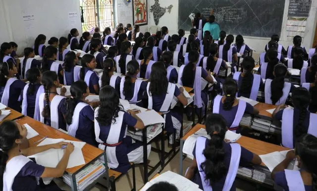 ସ୍କୁଲ ଫି ଛାଡ଼ ପ୍ରସଂଗ : ସ୍ପଷ୍ଟୀକରଣ ଲୋଡିଲେ ହାଇକୋର୍ଟ, ସରକାର କହିବେ କେତେ ପ୍ରତିଶତ ଫି ଛାଡ କରି ହେବ