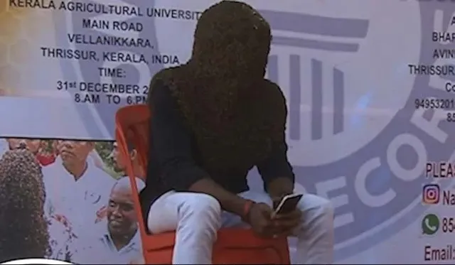 ୬୦,୦୦୦ ମହୁମାଛିଙ୍କୁ ୪ଘଣ୍ଟା ଧରି ନିଜ ମୁହଁ ଉପରେ ବସାଇ ଗିନିଜ ୱାର୍ଲ୍ଡ ରେକର୍ଡରେ ନିଜ ନାଁ ସାମିଲ କଲେ କେରଳ ଯୁବକ