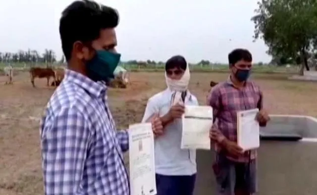 ଲକଡାଉନରେ ବଢିଛି ମନରେଗାର ଚାହିଦା: ଚାକିରି ଚାଲିଯିବା ପରେ ଦିନ ମଜୁରିଆ ଭାବେ କାମ କରୁଛନ୍ତି ସ୍ନାତକ ଯୋଗ୍ୟତାଧାରୀ ଯୁବକ