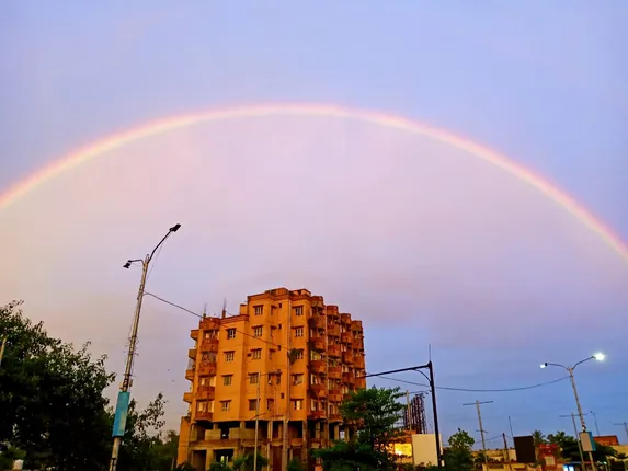 ବର୍ଷା ପରେ ରାଜଧାନୀ ଆକାଶରେ ନଜର ଆସିଲା ଇନ୍ଦ୍ରଧନୁ (ଫଟୋ: ଶକ୍ତିମାନ ମେହେର)