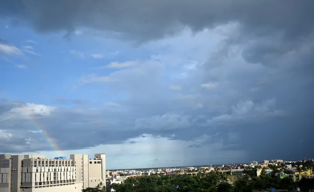 ରାଜଧାନୀ ଆକାଶରେ ଗୋଟିଏ ପାଖେ ଖରା ଅନ୍ୟ ପାଖେ ବର୍ଷା । ମଝିରେ ଇନ୍ଦ୍ରଧନୁ ।(ଫଟୋ: ବିଭୂତି, ଭୁବନେଶ୍ୱର)