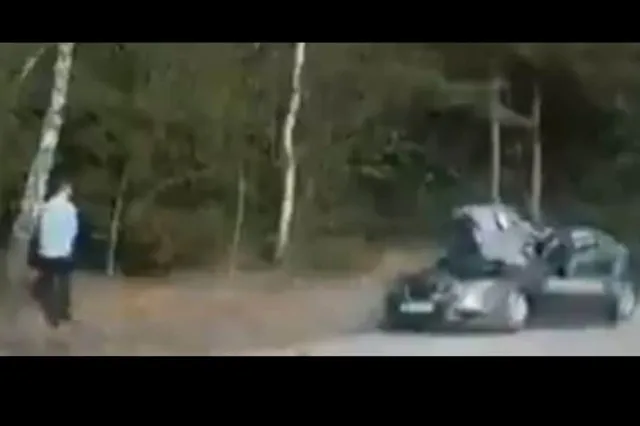 ରାସ୍ତାପାର୍ଶ୍ୱରେ ଗାଡ଼ି ରଖି ଚାଳକ ପରିସ୍ରା କରୁଥିବା ବେଳେ କାର ଉପରେ ଖସି ପଡ଼ିଲା ଏକ ବଡ଼ ପଥର; ଆଉ ତା’ପରେ..