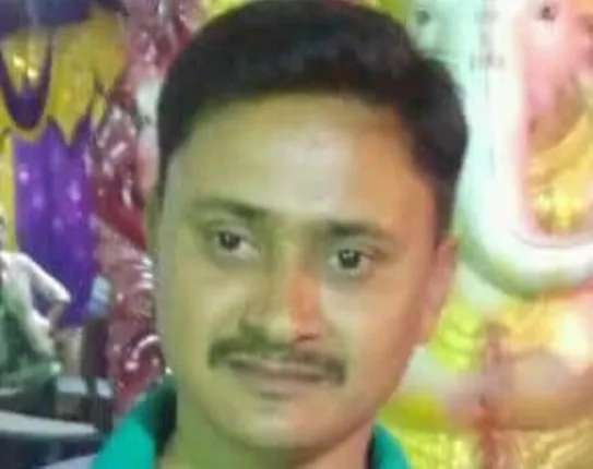 ହୃଦଘାତରେ ବିବାହିତ ଯୁବକଙ୍କ ମୃତ୍ୟୁ, ମୁଖାଗ୍ନି ଦେଲା ୯ ବର୍ଷର ପୁଅ