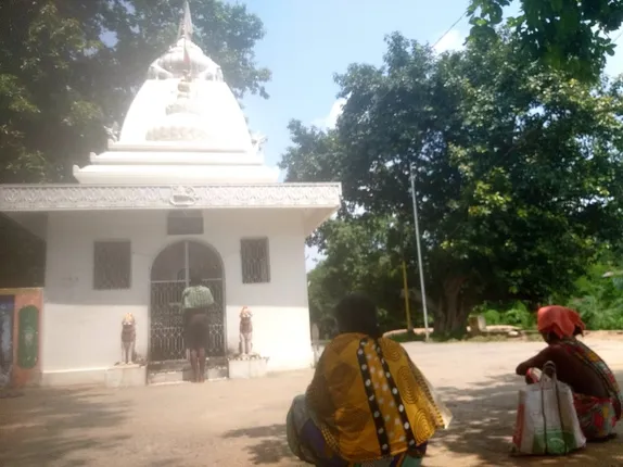 ଖାଁଖାଁ ମନ୍ଦିର ଛାଡି ପାରୁ ନାହାନ୍ତି ଭିକ୍ଷୁ, ଭକ୍ତଙ୍କ ବାଟକୁ ଚାହିଁ ରହିଛନ୍ତି!