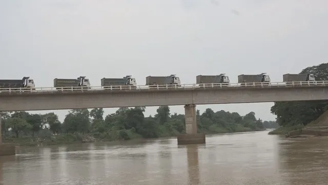 ବରାହ ସେତୁକୁ ବିପଦ ବାଲି ଗାଡି!