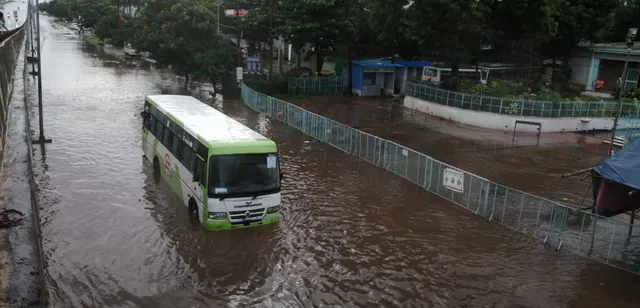 ଅସରାଏ ବର୍ଷାରେ ଇସ୍କନ ମନ୍ଦିର ସମ୍ମୁଖ ଜଳାର୍ଣ୍ଣବ । (ଫଟୋ: ବିଭୂତି, ଭୁବନେଶ୍ୱର)