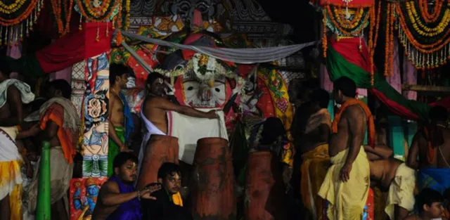 ରଥ ଉପରେ ଅଘଟଣ: ପୂଜା ପୂର୍ବରୁ ଭାଙ୍ଗିଗଲା ବଡ଼ଠାକୁରଙ୍କ ଅଧର ହାଣ୍ଡି