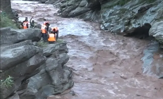 ପାଣି ସୁଅରେ ଖସିପଡିଲା କାର, ୪ ଜଣ ନିଖୋଜ