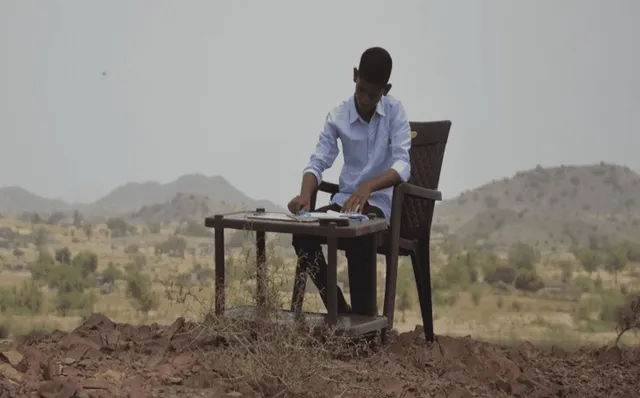 ଅନଲାଇନ କ୍ଲାସ କରିବାକୁ ପାହାଡ଼ ଉପରକୁ ଚଢ଼ୁଥିବା ଛାତ୍ରଙ୍କୁ ସାହାଯ୍ୟ କରିବେ ସେହୱାଗ