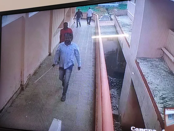 ଖୋର୍ଦ୍ଧା ଜିଲ୍ଲା ମୁଖ୍ୟ ଚିକିତ୍ସାଳୟରେ ୩ ଯୁବକଙ୍କ ଆତଙ୍କରାଜ, ୨ ଡାକ୍ତରଙ୍କୁ ଆକ୍ରମଣ କରି ଫେରାର୍