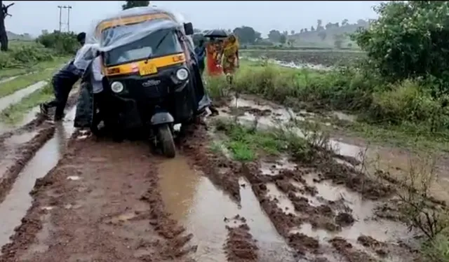 ଗର୍ଭବତୀଙ୍କୁ ଟେକି ଆଣିଲେ ପରିବାର ଲୋକ, ରାସ୍ତା ଖରାପ ଯୋଗୁଁ ଯାଇ ପାରିଲାନି ୧୦୮