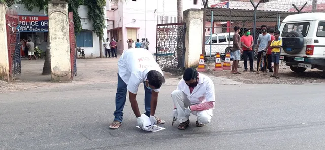 ପୁଲିସ୍ ହେପାଜତରୁ ଖସି ପଳାଉଥିବାବେଳେ କଣ୍ଟେନର ଚାପାରେ ପ୍ରାଣହରାଇଲା ଦୁଷ୍କର୍ମ ଅଭିଯୁକ୍ତ