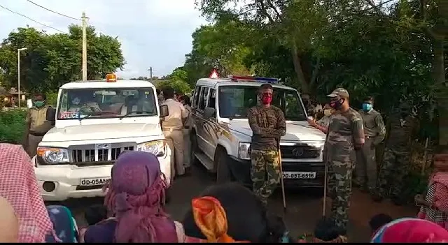 ବିଦ୍ୟାଳୟ ବିସ୍ଥାପନକୁ ନେଇ ଶିକ୍ଷକ, ଶିକ୍ଷୟତ୍ରୀଙ୍କୁ ଅଟକ ରଖିଲେ ଗ୍ରାମବାସୀ