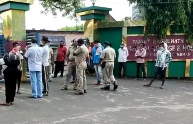 ପିଆରଏମରେ ଚିକିତ୍ସା ଅବହେଳାରୁ ରୋଗୀ ମୃତ୍ୟୁ ଅଭିଯୋଗ : ନ୍ୟାୟ ଦାବିରେ ଫାଟକ ଆଗରେ ଶବ ରଖି ଧାରଣା