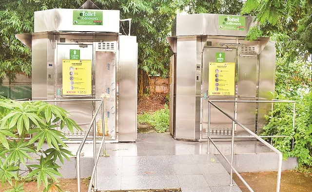 କାମରେ ଲାଗୁନି ଇ-ଟଏଲେଟ୍‌ : ଦୁଆର ମୁହଁରେ ପରିସ୍ରା କରୁଛନ୍ତି