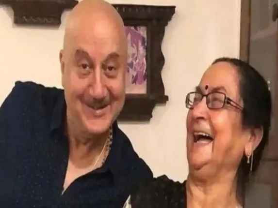 ଅନୁପମ ଖେର୍‌ଙ୍କ ମା’ ସୁସ୍ଥ ହେବା ପରେ ଡାକ୍ତରଙ୍କୁ ଧନ୍ୟବାଦ