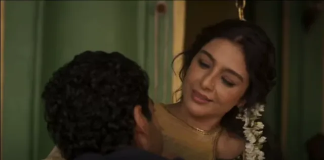 'ଏ ସୁଇଟବୁଲ ବଏ' ଟ୍ରେଲରରେ କିସ କରୁଥିବାର ନଜର ଆସିଲେ ତବୁ-ଈଶାନ ଖଟର