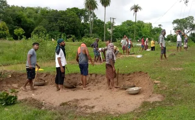 କାମରେ ଲାଗିଛନ୍ତି ପ୍ରବାସୀ ଓଡ଼ିଆ ଶ୍ରମିକ ଓ ଗରିବ ଲୋକ