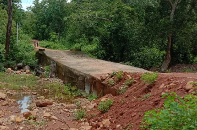 କଳାହାଣ୍ଡି: ଦାଣ୍ଡିମସ୍କା ଗାଁର ଦୁଃଖ ବଡ଼ଜୋର ନାଳ, ଅସ୍ଥାୟୀ ପୋଲ ଉପରେ ନିର୍ଭର