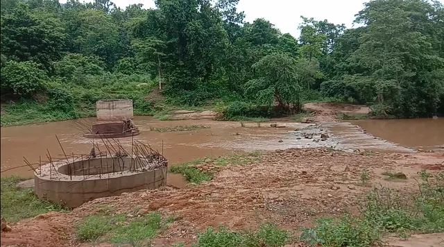 ଉର୍ଲାଦାନୀ ଲୁବେନ୍ ଗଡ ପ୍ରଧାନମନ୍ତ୍ରୀ ସଡକ ଅଧପନ୍ତରିଆ : ୧୫ଖଣ୍ଡ ଗ୍ରାମର ୫ ଶହ ୯୧ ପରିବାର ଭୋଗୁଛନ୍ତି ବର୍ଷ ତମାମ୍ ବିଛିନ୍ନ ଯନ୍ତ୍ରଣା