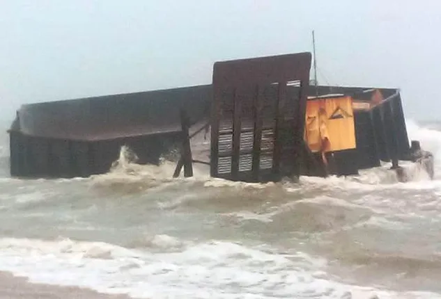 ରାଜହଂସ ନିକଟରେ ଚିଲିକା ସଂଲଗ୍ନ ବେଳାଭୂମିରୁ ଉଠିଲାନି କଣ୍ଟେନର୍‌, ବାଲିବନ୍ଧ ପ୍ରତି ବଢୁଛି ବିପଦ