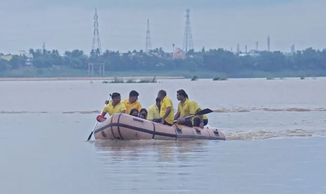 ସେଲ୍‌ଫି ନିଶା: କାଠଯୋଡ଼ିକୁ ଖସିପଡ଼ିଲେ ମହିଳା, ଉଦ୍ଧାର କରିବାକୁ ଡେଇଁପଡ଼ିଲେ ଝିଅ, ଅଳ୍ପକେ ବର୍ତ୍ତିଗଲେ