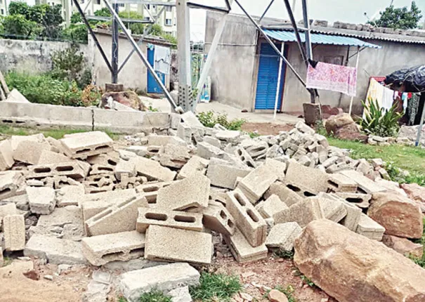 ବିଏମ୍‌ସିର ଅଜବ ନିୟମ: ଗରିବଙ୍କ ଘର ଭାଙ୍ଗିଲା, ରାଜନେତାଙ୍କର ଛାଡ଼ିଲା