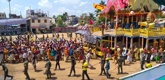 ବଡ଼ଦାଣ୍ଡରେ ଗଡ଼ୁଛି ତିନି ରଥ: ଆଗ‌ରେ ବଡ଼ ଭାଇ, ମଝିରେ ଚାନ୍ଦମୁହିଁ ଓ ପଛରେ କାଳିଆ ଠାକୁର