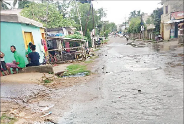 ରାସ୍ତାରେ ଦୟାୱେଷ୍ଟ କେନାଲର ଦୁର୍ଗନ୍ଧ ପାଣି