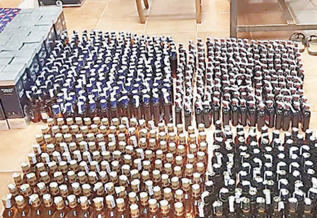 ଫ୍ଲାଏଓଭର୍‌ରୁ ୭୪୪ ବୋତଲ ମଦ ଜବତ, ବୋଲେରୋ ସହ ଧରାପଡ଼ିଲା ବେପାରୀ