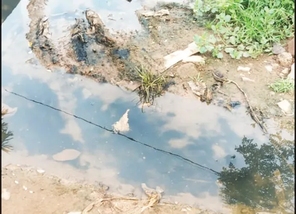 ରାସ୍ତାରେ ଭାସୁଛି ଆବର୍ଜନା ପାଣି, କରୋନା ଆଳରେ ସମସ୍ୟା ଶୁଣିବାକୁ ବିଏମ୍‌ସି ନାରାଜ