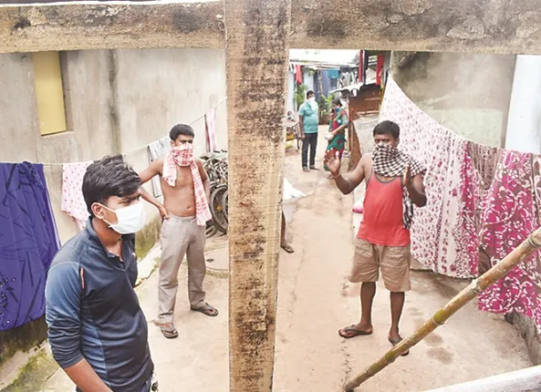 ହଟ୍‌ସ୍ପଟ୍‌ ଜିଲ୍ଲାରୁ ଆସି ବସ୍ତିରେ ରହୁଛନ୍ତି, ଗାନ୍ଧୀମାର୍କେଟ୍‌ ବସ୍ତିରେ ୧୯ଜଣ ଅଛନ୍ତି