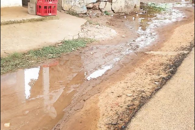 ରାସ୍ତାରେ ବହୁଛି ସ୍ବଜଳ ଧାରା ପାଣି, ମରାମତି ହେଉନି ଫଟା ପାଇପ୍‌