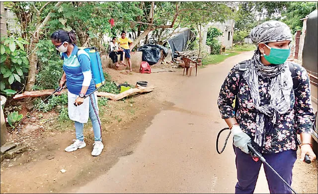 କରୋନା ଯୁଦ୍ଧ‌ରେ ସାମିଲ ହେଲେ ୪ ମହିଳା, ନିଜ ଉଦ୍ୟମରେ କରୁଛନ୍ତି ବିଭିନ୍ନ ଅଞ୍ଚଳ ବିଶୋଧନ