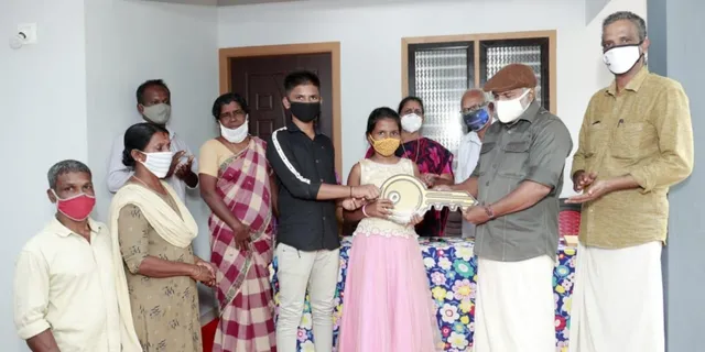 ବର୍ଷାରେ ବାସ ଉଜୁଡ଼ିଯିବା ପରେ କେରଳର ଦୁଇ ସ୍କୁଲ୍‌ ମିଶି ବ‌ାସହରା ଭାଇଭଉଣୀଙ୍କ ପାଇଁ ତିଆରିଲେ ଘର