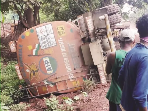 ଟ୍ୟାଙ୍କର ଓଲଟି ସୁନ‌ାନଦୀରେ ତେଲ ମିଶିଲା, ମାଛ ମରି ଭାସିଲେ