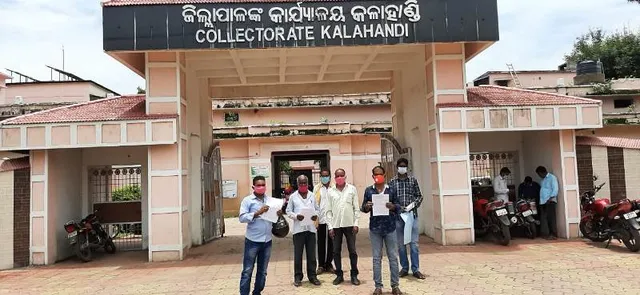 ଡାଲଗୁମା ପଂଚାୟତରେ ମନରେଗା କାମରେ ଦୁର୍ନୀତୀ ଅଭିଯୋଗ ! ତଦନ୍ତ ଦାବୀରେ ଜିଳ୍ଳାପାଳଙ୍କ ଦ୍ୱାରସ୍ଥ ହେଲେ ଗ୍ରାମବାସୀ