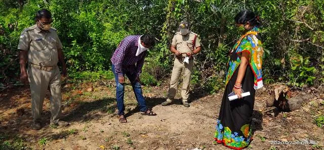 ଜମି ବିବାଦକୁ ନେଇ କୋଣାର୍କର ତାରିଣୀ କଲୋନିରେ ବୋମାମାଡ଼, ଥାନାରେ ଅଭିଯୋଗ କଲେ ମହିଳା