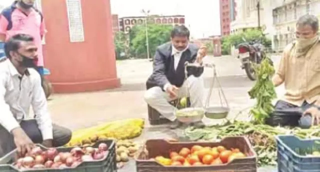 ରୋଜଗାର ନାହିଁ କି ସହାୟତା ନାହିଁ : ହାଇକୋର୍ଟ ସମ୍ମୁଖରେ ପରିବା ବିକିଲେ ଆଇନଜୀବୀ