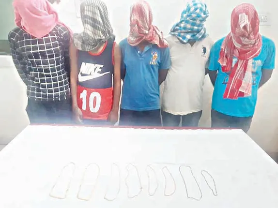 ପୁଲିସ୍‌ କବ୍‌ଜାରେ ଦୁର୍ଦ୍ଦାନ୍ତ ଲୁଟେରା ଗ୍ୟାଙ୍ଗ୍‌ : ୫ ଗିରଫ, ୬୫ ଗ୍ରାମ୍‌ ଓଜନର ୮ ସୁନା ଚେନ୍‌ ଜବତ