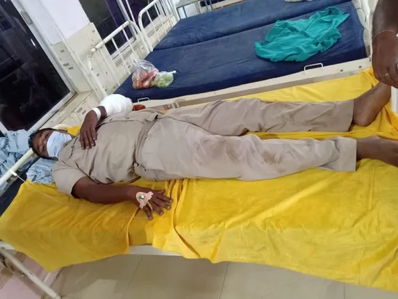 ଯୁବକର ଉନ୍ମତ କାଣ୍ଡ : ଚଢ଼ାଉ କରିବା ପାଇଁ ଯାଇ ଟାଙ୍ଗିଆ ଚୋଟ ଖାଇଲେ ୩ ପୁଲିସ କର୍ମୀ