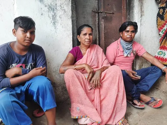 ଲକ୍ ଡାଉନର ଦୁଃଖ: ବାହାଘରକୁ ଆସି  ଉତ୍ତର ପ୍ରଦେଶର ନିଜ ଗାଁକୁ ଫେରି ପାରୁନାହାନ୍ତି ଦୁଇ ପୁଅ ସହ ମହିଳା