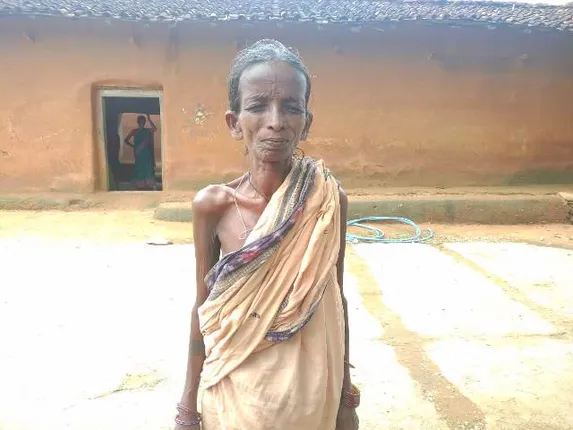 ବାର୍ଦ୍ଧକ୍ୟ ଭତ୍ତା ପାଇଁ ସରପଞ୍ଚ କି ନିର୍ବାହୀ ଅଧିକାରୀ ଶୁଣି‌ଲେ ନାହିଁ, ଜିଲ୍ଲାପାଳଙ୍କ ଦ୍ବାରସ୍ଥ ହେବେ ସାବିତ୍ରୀ