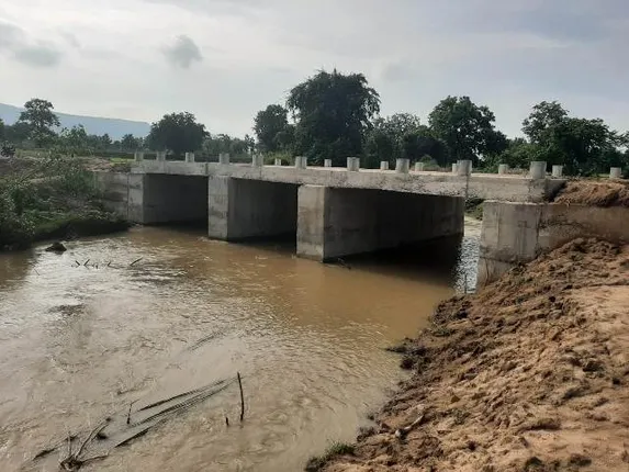 ଛତିଶଗଡର ଦାଦାଗିରି : ଓଡିଶା ରାସ୍ତାର ନାଳରେ ନିର୍ମାଣ କଲା ବ୍ରିଜ