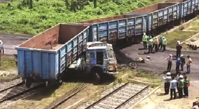 ପାରାଦୀପ ବନ୍ଦର ନିଷିଦ୍ଧାଞ୍ଚଳରେ ଟ୍ରକ୍ ଉପରେ ଚଢ଼ିଗଲା ରେଳୱାଗନ୍‌