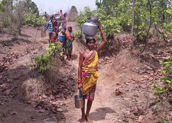 କନ୍ଧମାଳର ଦୁର୍ଗମ ଓ ଅପହଞ୍ଚ ଗାଁ ଡୁଙ୍ଗେରି : ସ୍କୁଲ୍ ନାହିଁ, ୪ କିଲୋମିଟର ଚାଲିଲେ ଅଙ୍ଗନବାଡ଼ି କେନ୍ଦ୍ର