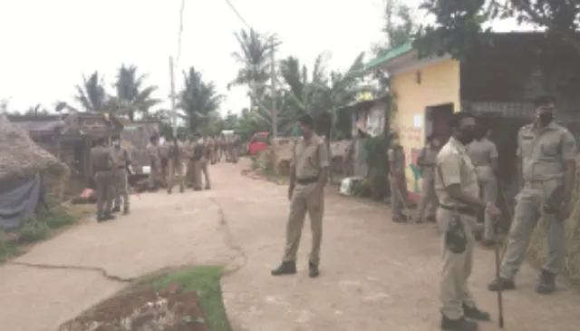 କରୋନାକୁ ନେଇ ଗାଁରେ ଘନଘନ ବୋମାମାଡ଼ : ୭ ଆହତ; ୨ ଗୁରୁତର, ପୁଲିସ ମୁତୟନ, ଗିରଫ ୨୦ଜଣଙ୍କ ଭିତରେ ୧୮ ମହିଳା